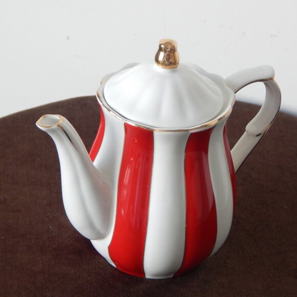GRACE TEAWARE Fine Porcelain Holiday Red White Tall Teapot Scalloped Top New - Picture 3 of 6